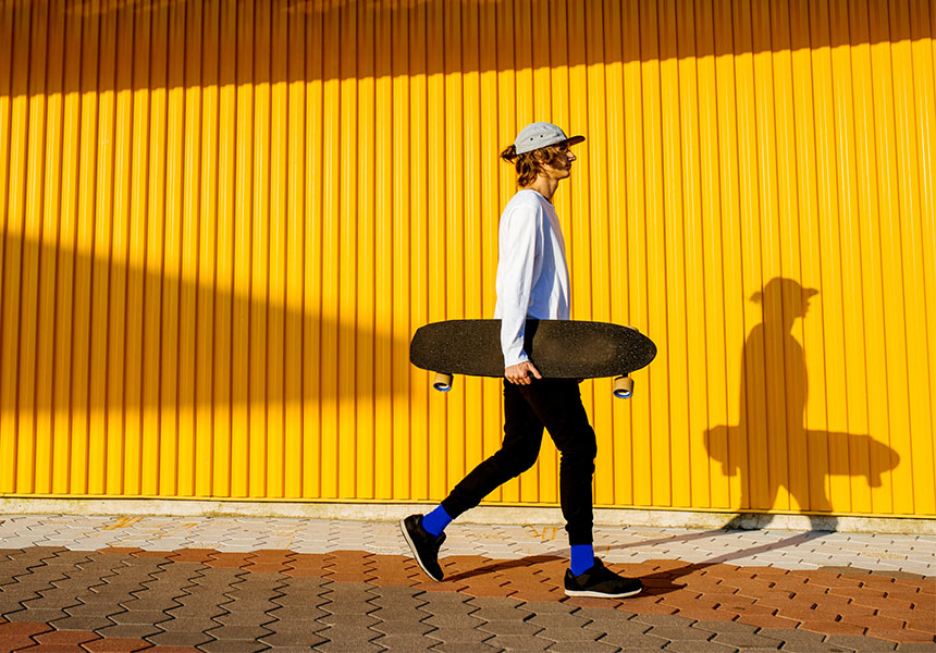 Man met skateboard