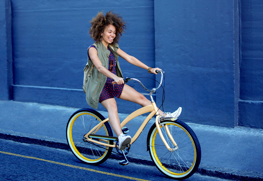 Vrouw op fiets