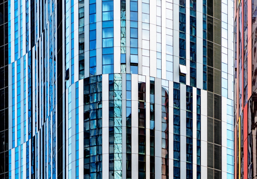 edifício com janelas de vidro